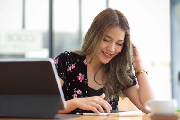 Pretty Charming Asian Young Woman Sitting Front Her Workspace Using — Stock Photo, Image