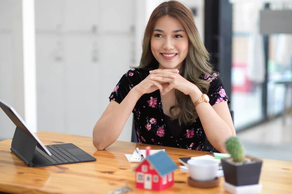Portrait Gorgeous Asian Young Business Lady Real Estate Agent Sitting — Stock Photo, Image