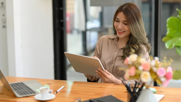 Portret Młodej Przedsiębiorczyni Happy Asian Pomocą Tabletu Cyfrowego Podczas Siedzenia — Zdjęcie stockowe