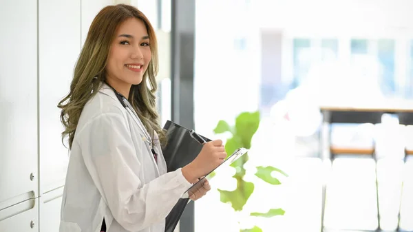 Uma Deslumbrante Médica Asiática Uniforme Branco Que Escreve Uma Prescrição — Fotografia de Stock