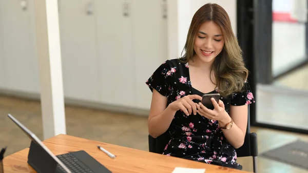 Relaxed Beautiful Asian Woman Scrolling Social Media Online Shopping Application — Stock Photo, Image