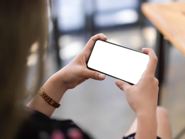 Zblízka Žena Drží Smartphone Prázdnou Obrazovkou Horizontální Poloze Sledování Videa — Stock fotografie