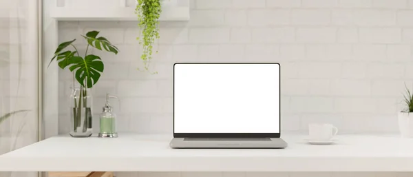 现代最简约的白色办公室室内配备了手提电脑空白显示屏 并装饰在白色桌子上 3D渲染 3D说明 — 图库照片