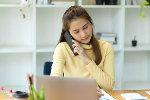 Professionelle Asiatische Beamtin Telefoniert Und Arbeitet Laptop Büro Ihrem Projektauftrag — Stockfoto