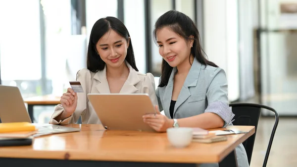 Two Beautiful Asian Businesswomen Sits Modern Cafe Uses Portable Digital — Stock Photo, Image