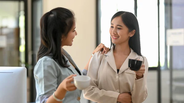 Twee Vrouwelijke Collega Hebben Een Chill Talk Terwijl Koffie Drinken — Stockfoto