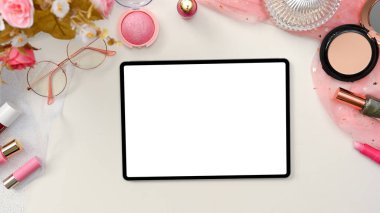 Güzel, zarif pembe güzellik blogcusu çalışma alanı veya dijital tablet beyaz ekran modeli, gözlük, gül çiçeği ve beyaz arka planda makyaj ürünü olan ofis masası. Üst görünüm, düz uzanma