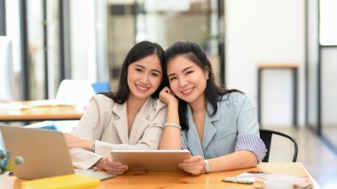 Portre, Çekici ve Asyalı genç iş kadınları, şirket çalışanı veya çalışanı modern ofiste oturuyor. Mutlu meslektaşım, neşeli iş arkadaşım..
