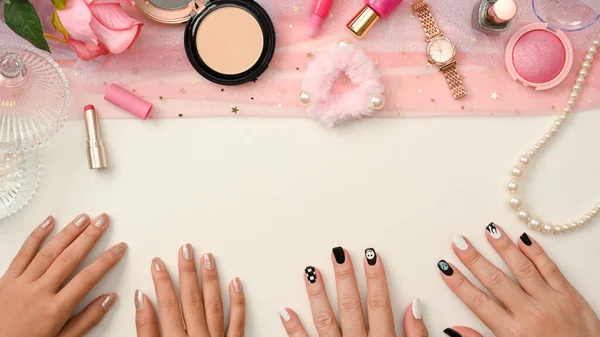 Freelance Beauty Blogger Technik Paznokci Obszaru Roboczego Kosmetykami Produktów Różowe — Zdjęcie stockowe
