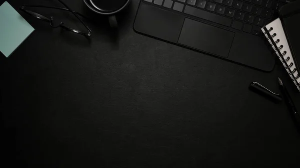 Черное Рабочее Пространство Вид Сверху Очки Кофейная Чашка Ноутбук Беспроводная — стоковое фото
