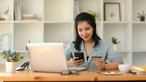 迷人的亚洲女性或女商人用智能手机付账单 女商人用信用卡付账单 — 图库照片