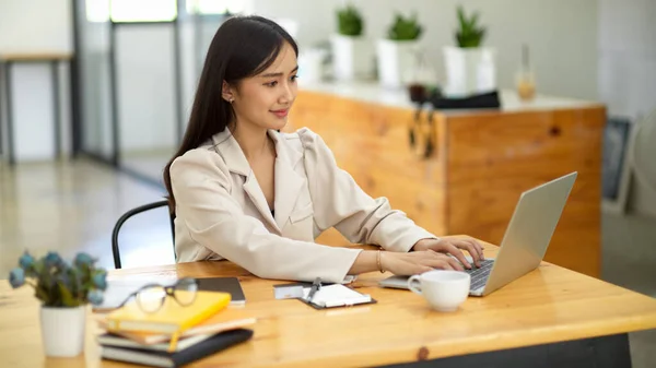 Atrakcyjna Azjatka Młoda Bizneswoman Zdalnie Pracująca Kawiarni Pracująca Przenośnym Laptopie — Zdjęcie stockowe