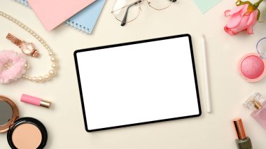 Beyaz masa arkasında kadın aksesuarları olan dijital tablet beyaz ekran modeli. Top view, Teknoloji ve güzellik moda konsepti
