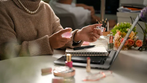 Close Una Mujer Hermosa Aplicando Perfume Muñeca Sobre Escritorio Oficina — Foto de Stock