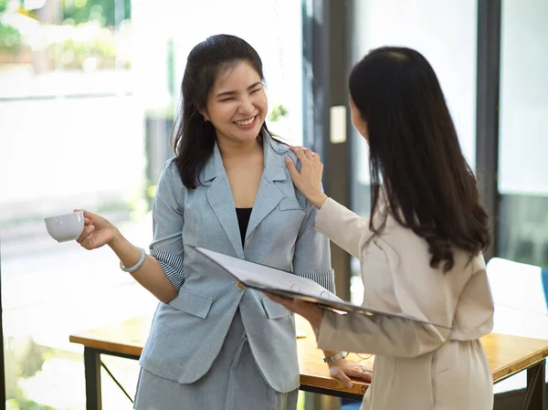 Vriendelijke Vrouwelijke Officier Praat Graag Met Haar Collega Kantoor Gelukkig — Stockfoto