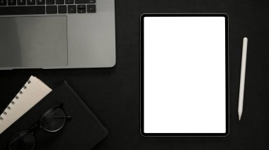 Dizüstü bilgisayarı, dizüstü bilgisayarı, dizüstü bilgisayarı, stilus kalemi ve dijital tablet beyaz ekran siyah arkaplanı olan minimal siyah ofis masaüstü. Düz yatış, üst görünüm