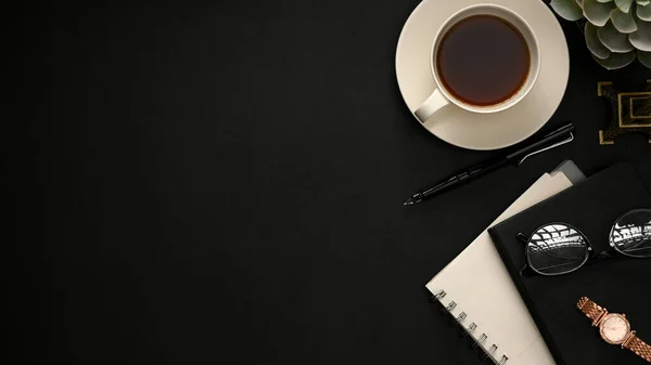 Minimale Zwarte Werkruimte Achtergrond Met Koffiebeker Briefpapier Kopieerruimte Voor Product — Stockfoto