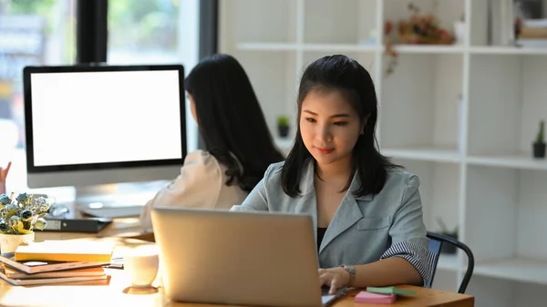 Een Zakenvrouw Gericht Haar Werk Met Behulp Van Draagbare Laptop — Stockfoto