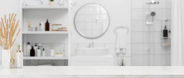 Beyaz mermer banyo masasında bir kopya alanı mermer banyo kapları ile arka planda bulanık modern beyaz banyo içi. 3d görüntüleme, 3d illüstrasyon