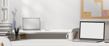 Portatif laptop beyaz ekran maketi, ofis malzemeleri ve arka planda bulanık ofis odasının üzerindeki ürün sergisi için fotokopi alanı olan modern ofis içi. 3d görüntüleme, 3d illüstrasyon