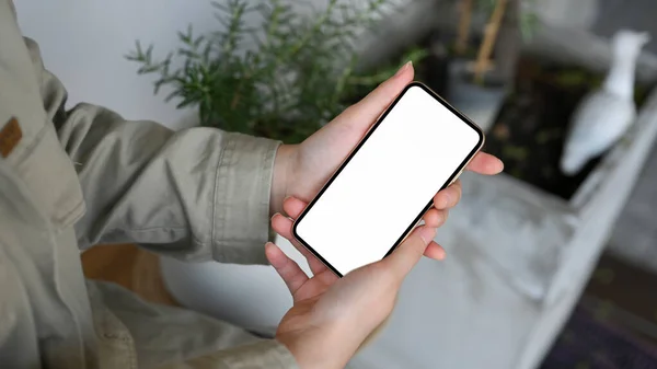 Närbild Kvinna Som Håller Eller Visar Sin Smartphone Skärm Söker — Stockfoto