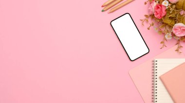 Akıllı telefon beyaz ekran modeli, aksesuarlar ve pembe arka planda kopyalama alanı olan yaratıcı ofis masası. Üst görünüm, düz uzanma