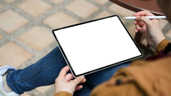 Uma Estudante Universitária Usando Tablet Portátil Com Caneta Stylus Sentado — Fotografia de Stock