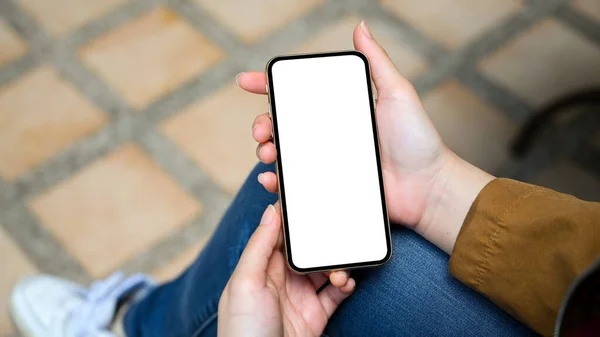 Mujer Sentada Parque Disfrutando Fin Semana Relajándose Aplicación Móvil Primer — Foto de Stock