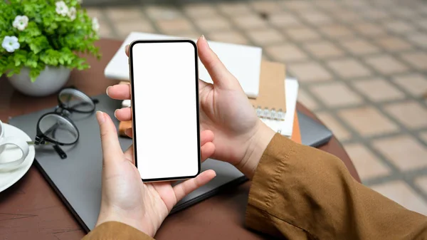 Mãos Femininas Segurando Celular Tela Branca Mockup Sobre Mesa Café — Fotografia de Stock