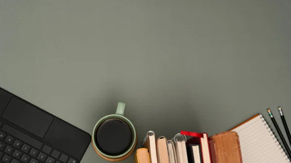 现代办公空间 写字台与复印空间和配饰灰色背景 平板键盘 咖啡杯和文具 — 图库照片