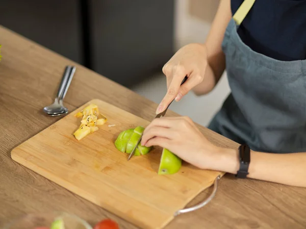 クローズアップ 木製のまな板の上に緑のリンゴを切り刻む女性 健康的な朝食を作る 食事の準備 — ストック写真