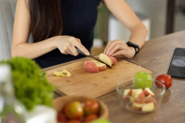 クローズアップ画像 女性は まな板の上に赤いリンゴを切り刻む 彼女の健康的な食事の軽食を準備 家での料理 — ストック写真