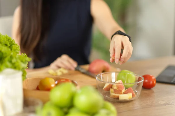 近くで何が起きているのでしょうか 健康的な食材を用意し りんごを切り キッチンにサラダボウルを作る女性 — ストック写真