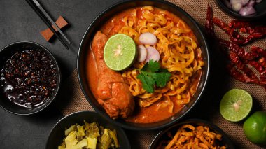 Khao Soi Kai ya da Khao Soi Gai, Kuzey Tayland mutfağı, baharatlı sarı körili yumurtalı erişte ve tavuk.