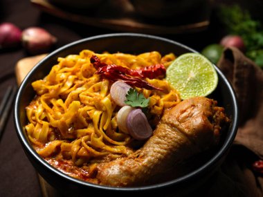 Yakın plan, Tasty Khao Soi Kai, baharatlı ve tavuklu sıcak körili erişte. Tayland yemeği restoranda servis edilir..