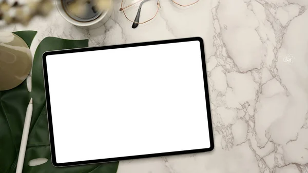 スタイリッシュなワークスペースのトップビュー デジタルタブレットホワイトスクリーンモックアップと大理石の白い背景に装飾が施されたフラットレイアウト トップビュー — ストック写真