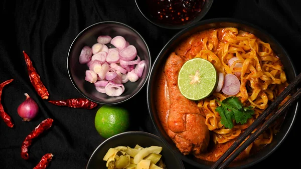 Khao Soi Kai Svart Skål Serveras Med Sidorätt Schalottenlök Inlagda — Stockfoto