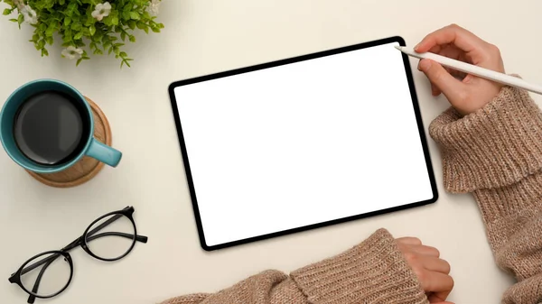 Женщина Держит Перо Стилуса Рисует Цифровой Планшет Макет Белого Экрана — стоковое фото