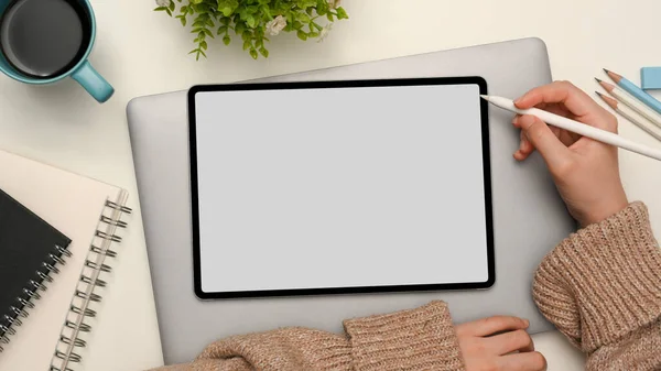 Overhead Shot Feminino Suéter Confortável Desenho Gráfico Tablet Digital Com — Fotografia de Stock