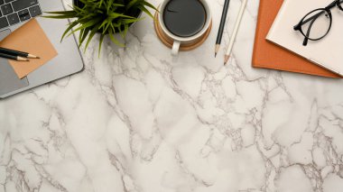 Ofis masası çalışma alanı üst görünümü ofis malzemeleri, kırtasiye malzemeleri, kahve fincanı ve mermer arka plandaki ürün sergisi için fotokopi alanı. en üstteki görünüm