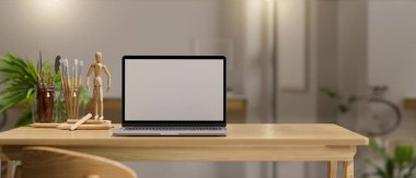 Oturma odasının arka planındaki ahşap masada dizüstü bilgisayar beyaz ekran, dekor ve boya aletleriyle minimum konforlu ofis çalışma alanı. 3d görüntüleme, 3d illüstrasyon