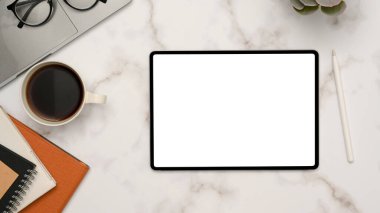 Ofis aksesuarları ve dijital tablet touchpad ile modern asgari çalışma alanı beyaz mermer arka planda ekranda montaj için beyaz ekran modeli. en üstteki görünüm
