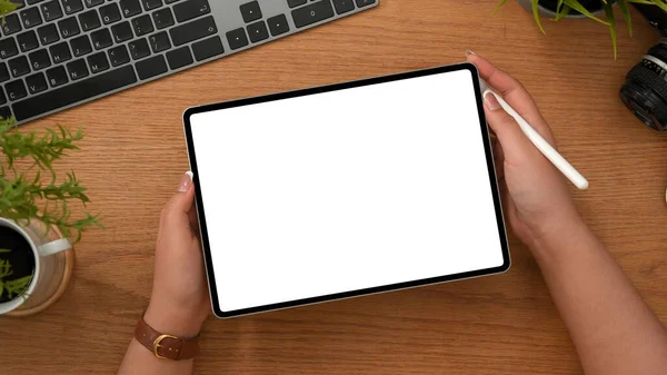 Uma Funcionária Designer Trabalhar Touchpad Digital Tablet Sua Secretária Madeira — Fotografia de Stock