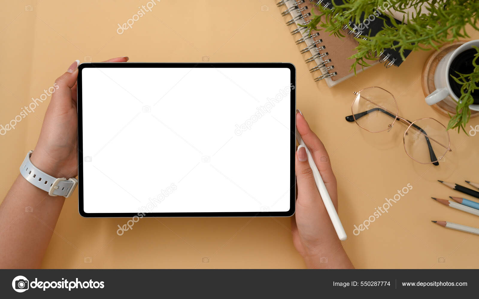 Feminino Usando Caneta Caneta Stylus Tablet Digital Touchpad Computador  Branco — Foto © BongkarnGraphic #550287774, image size:1600x999