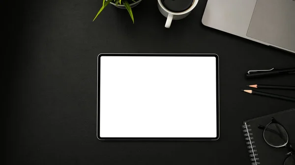 Donkere Werkruimte Met Draadloze Tablet Mockup Omvatten Clipping Pad Koffiebeker — Stockfoto