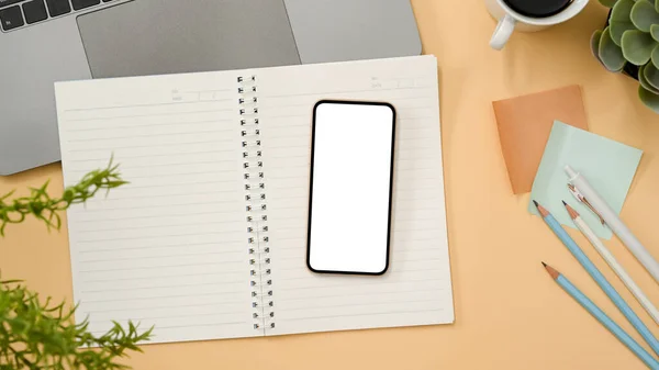 Comodo Tavolo Studio Con Mockup Schermo Vuoto Smartphone Montaggio Notebook — Foto Stock