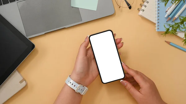 Visão Superior Feminino Usando Telefone Celular Espaço Trabalho Com Computador — Fotografia de Stock
