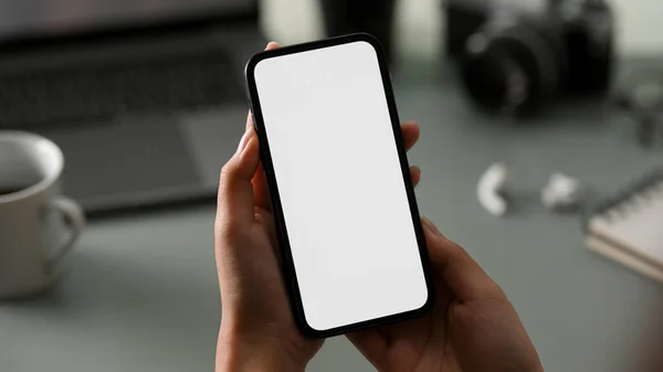 Tiro Recortado Jovem Oficial Segurando Telefone Celular Tela Branco Sobre — Fotografia de Stock