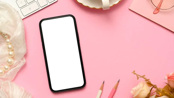 Fundo Mesa Escritório Rosa Bonita Com Mockup Tela Branco Smartphone — Fotografia de Stock