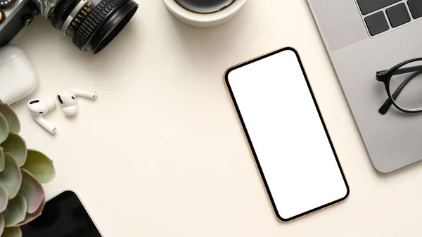 Espaço Trabalho Com Câmera Planta Decoração Fones Ouvido Óculos Computador — Fotografia de Stock